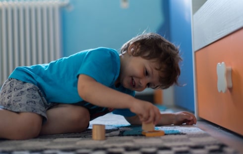 NiÃ±o jugando en el suelo para ilustrar El juego independiente y Montessori